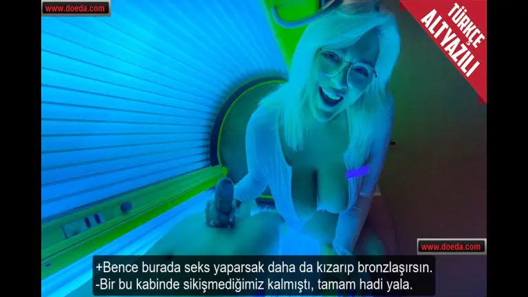 solaryum kabininde bronzlasmaya calisirken seksi kizi kizartarak sikti.jpg