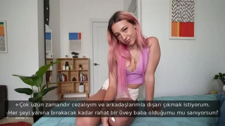 annesi tarafindan cezali olan pembe sacli surtuk izni uvey babadan kopariyor.jpg