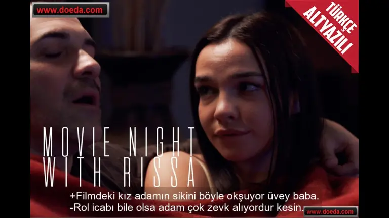 annesinin yeni sevgilisiyle film izlerken adamin sikinin kalktigini fark edince elledi.jpg