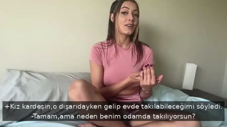 kiz kardesinin en yakin arkadasi odasina gelip sikis konusmaya baslayinca olanlar oluyor.jpg