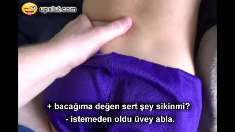 masajda degdirdigi uvey ablayi sikini yaslayarak kiskirtti.jpg