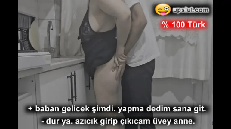 sikilmeye isteksiz davranan uvey anneyi mutfakta sikistirdi.jpg