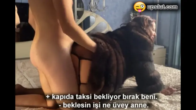 sikmeden birakmadigi uvey ogluna taksiciyi oyalayip domaldi.jpg
